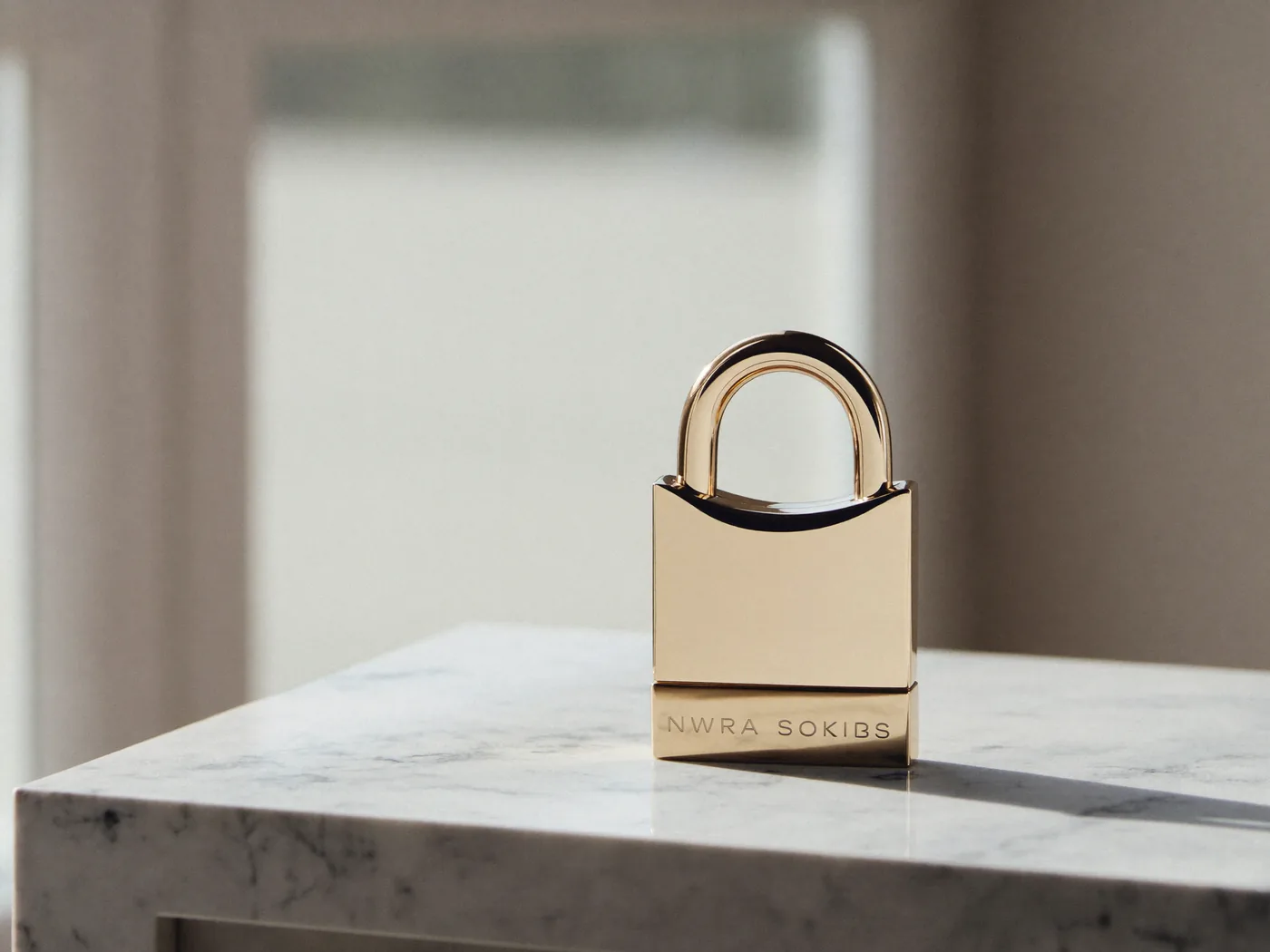 Beveiliging en compliance — slot op marmer