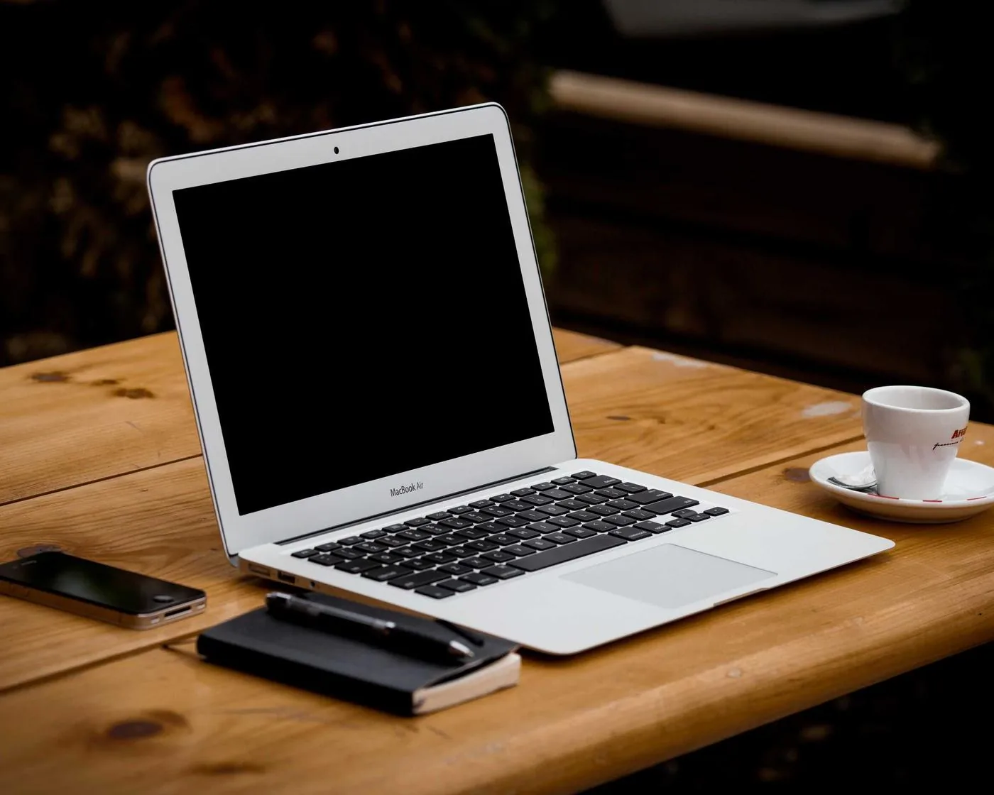 Moderne werkplek met documenten en laptop